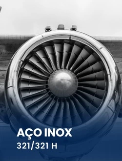 Vista frontal de uma turbina de motor a jato que utiliza componentes fabricados em aço inox 321 ou 321H resistente ao calor.