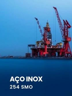 Plataforma de petróleo offshore com tubulações e equipamentos fabricados em aço inox super austenítico 254 SMO resistente à água do mar.