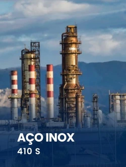 Vista de colunas de destilação e torres de fracionamento em refinaria de petróleo que utilizam componentes de aço inox AISI 410S.
