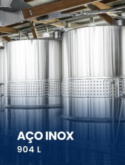 Bateria de tanques industriais e vasos de pressão construídos em aço inox 904L para armazenamento de fluidos corrosivos.