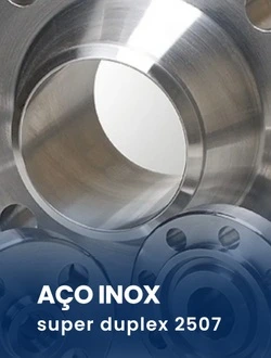 Detalhe em close-up de flanges de precisão usinadas em aço inox super duplex 2507 de alta resistência.