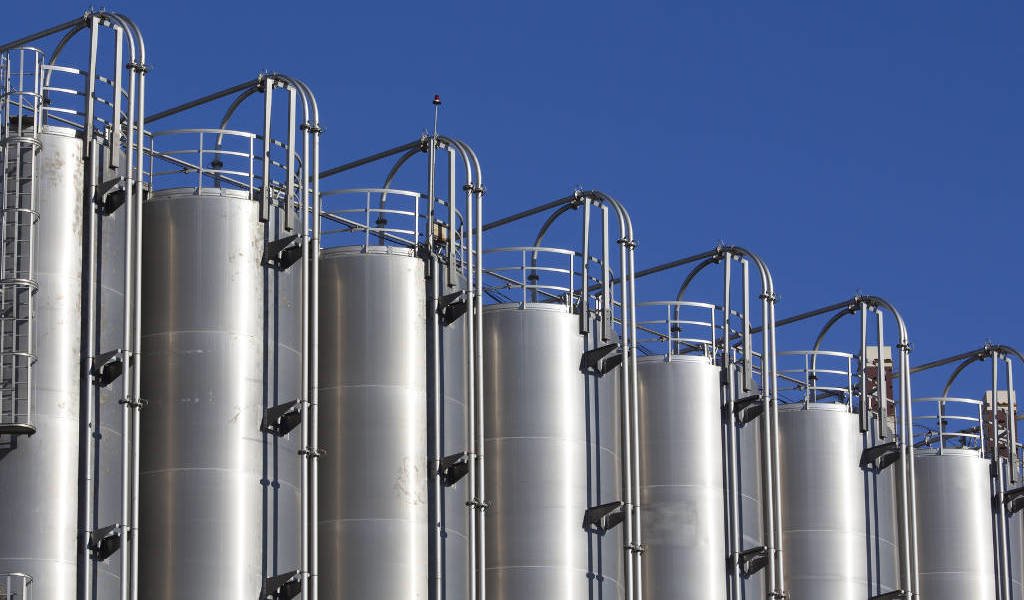 Aço inox para tanques industriais: aplicações e vantagens técnicas